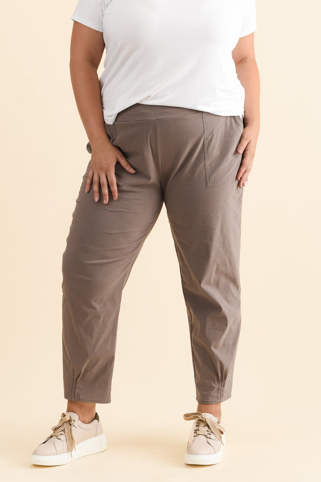 plus-size,curve-bottoms,plus-size-pants,plus-size-winter-clothing,alt text|model:Gabby