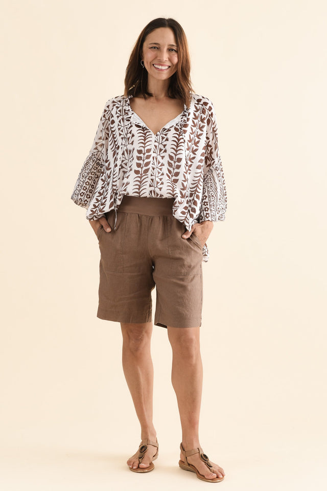 Aster Mocha Linen Shorts,Full Body,Brunette model,alt text|model:Cara image 2