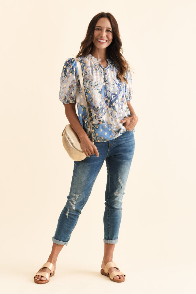 alt text|model:Cara image 3