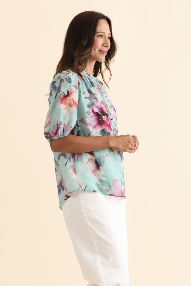 alt text|model:Cara image 4