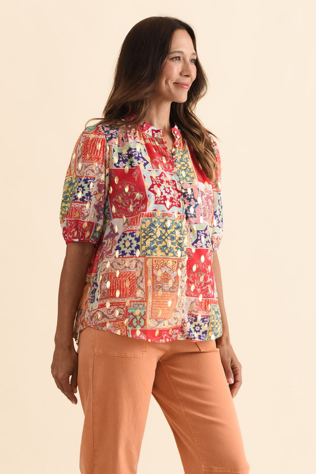 alt text|model:Cara image 3