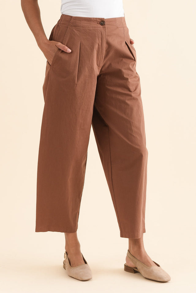 Alma Tan Cotton Barrel Pants,Side,Brunette model,alt text|model:Brontie image 4