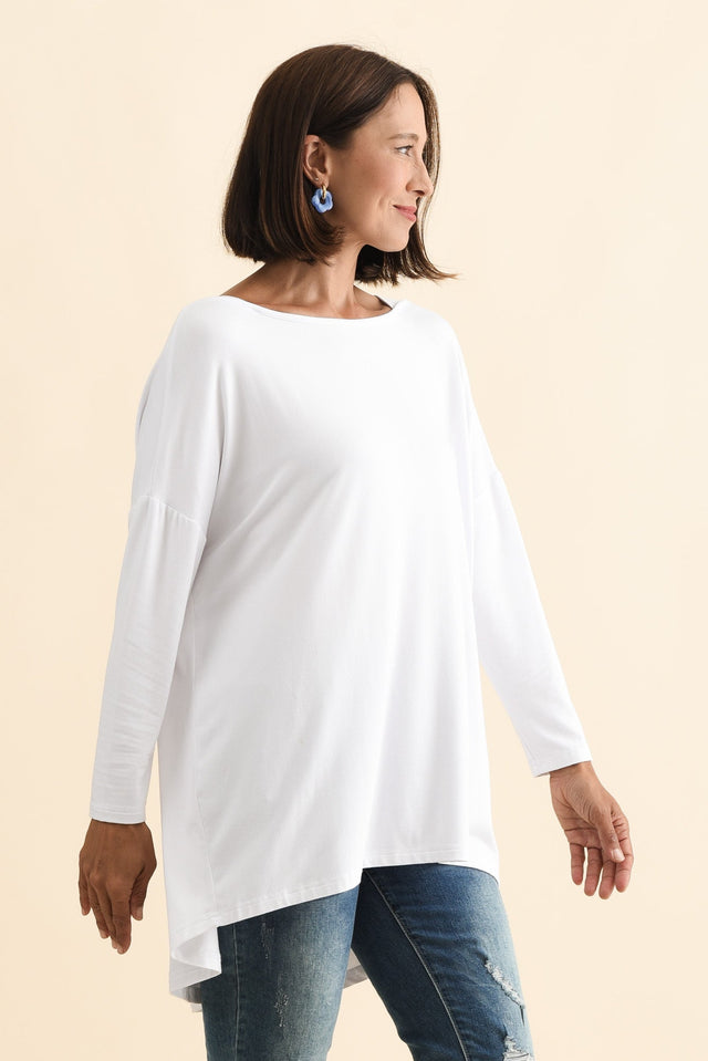 Anakin White Hi Lo Bamboo Top,Brunette model,alt text|model:Cara image 6