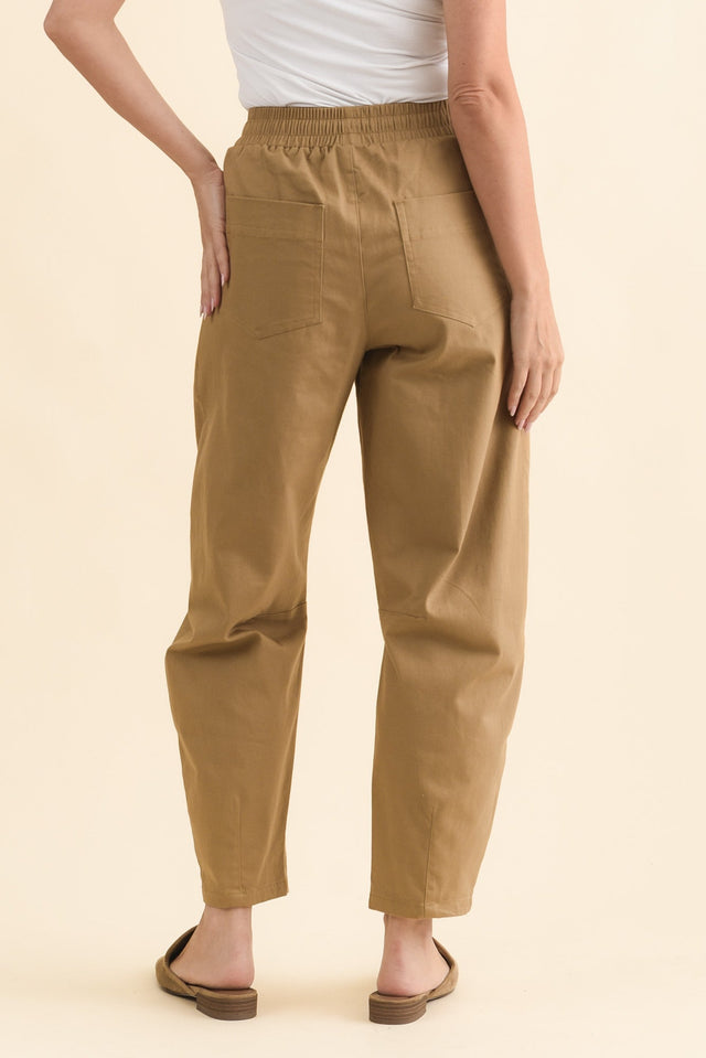 Andy Camel Cotton Barrel Pants,Brunette model,alt text|model:MJ image 6