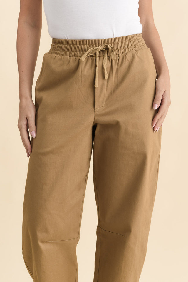 Andy Camel Cotton Barrel Pants,Brunette model,alt text|model:MJ image 7
