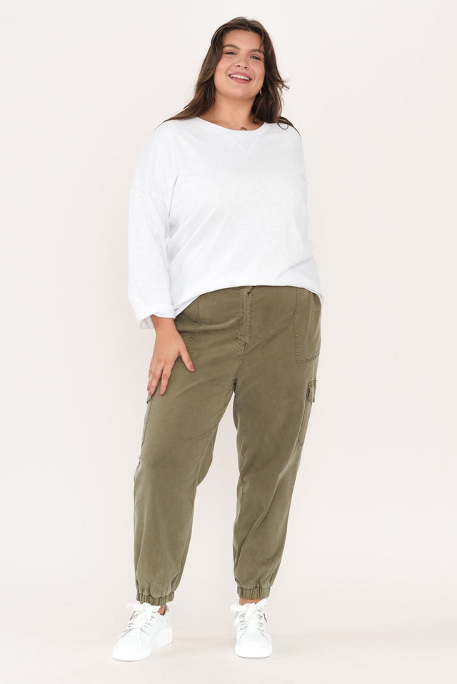 Annie White Cotton Top,Brunette model,plus-size,curve-basics,curve-tops,plus-size-sleeved-tops,plus-size-cotton-tops,plus-size-basic-tops,plus-size-winter-clothing,alt text|model:Gabby image 9
