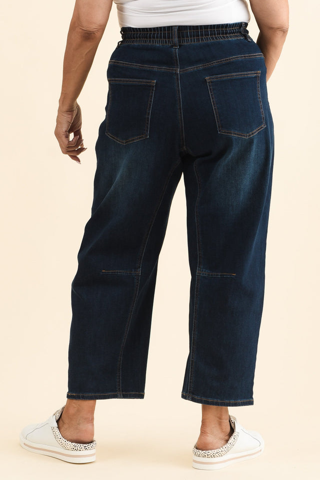 BB Barrel Dark Blue Jeans,Brunette model,alt text|model:Pilita image 12