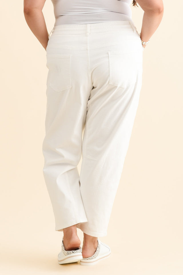 BB Barrel White Jeans,Brunette model,alt text|model:Gabby image 16