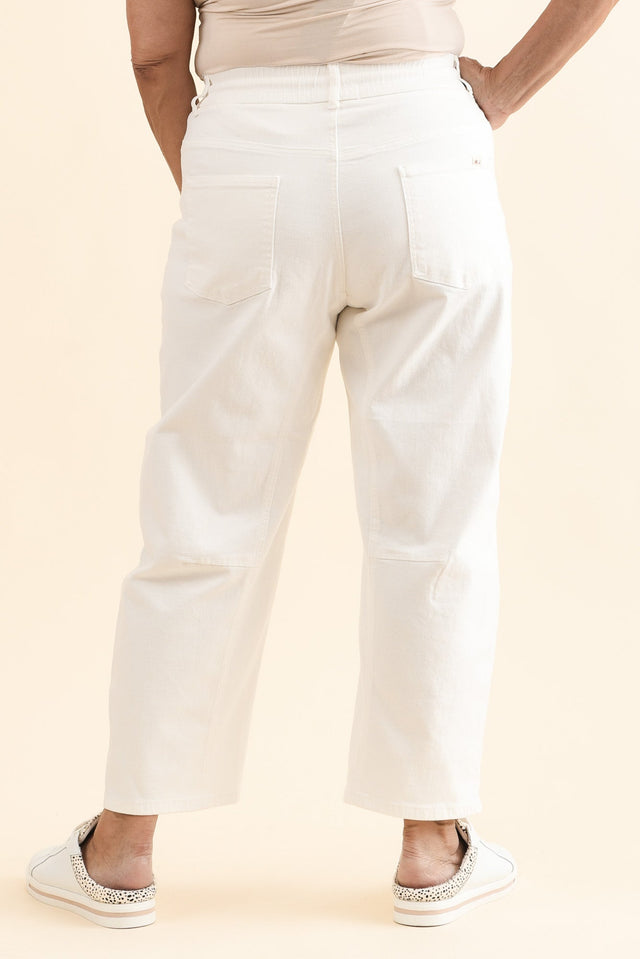 BB Barrel White Jeans,Back,Brunette model,alt text|model:Pilita image 12