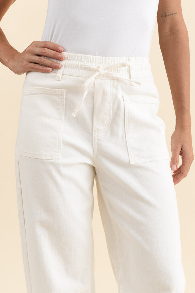 BB Barrel White Jeans,Detail,Brunette model,alt text|model:Brontie image 7