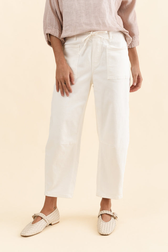 BB Barrel White Jeans,Full Body,Brunette model,alt text|model:Brontie