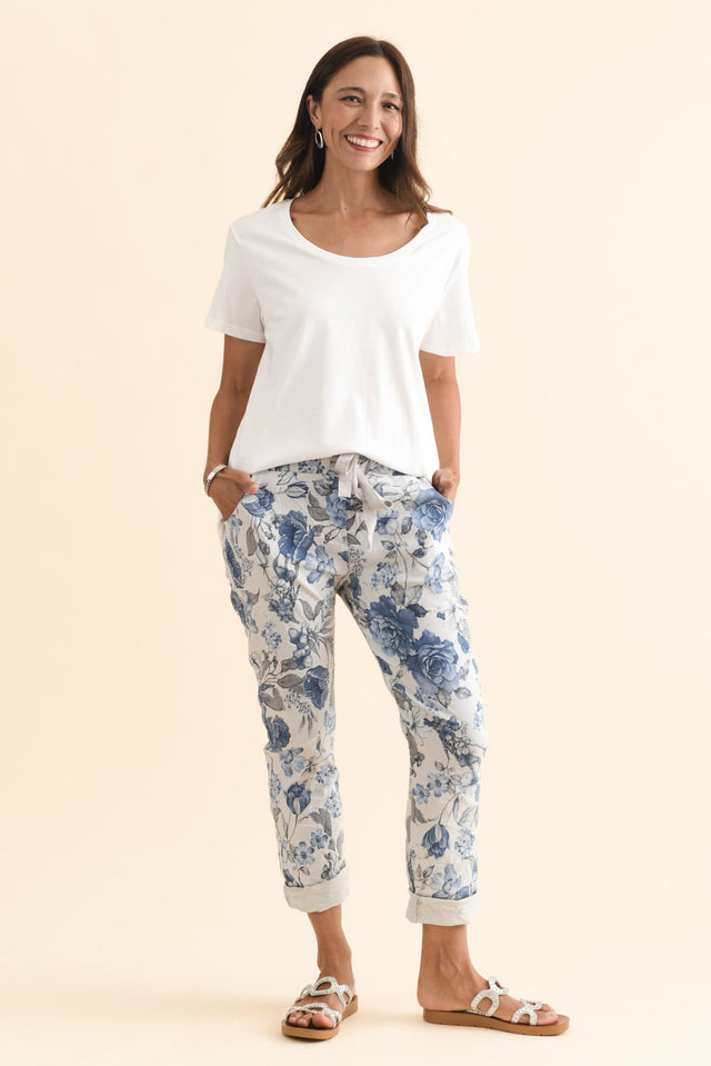 alt text|model:Cara image 7