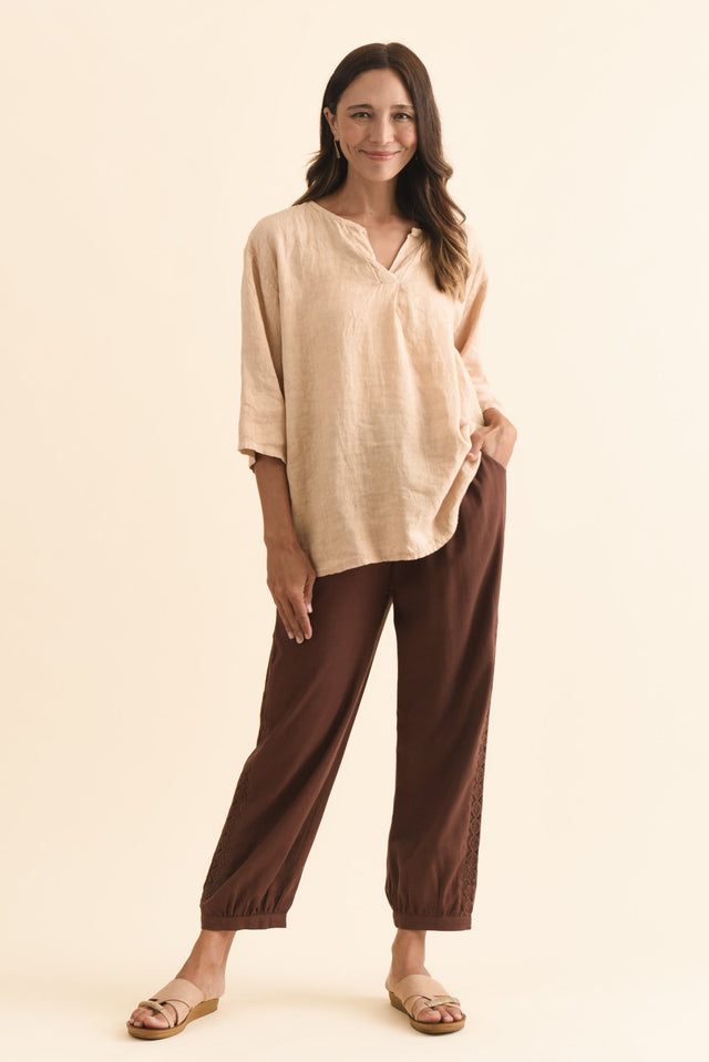 alt text|model:Cara image 3