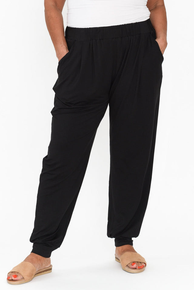 Black Bamboo Everyday Pants,Brunette model,alt text|model:Pilita image 8