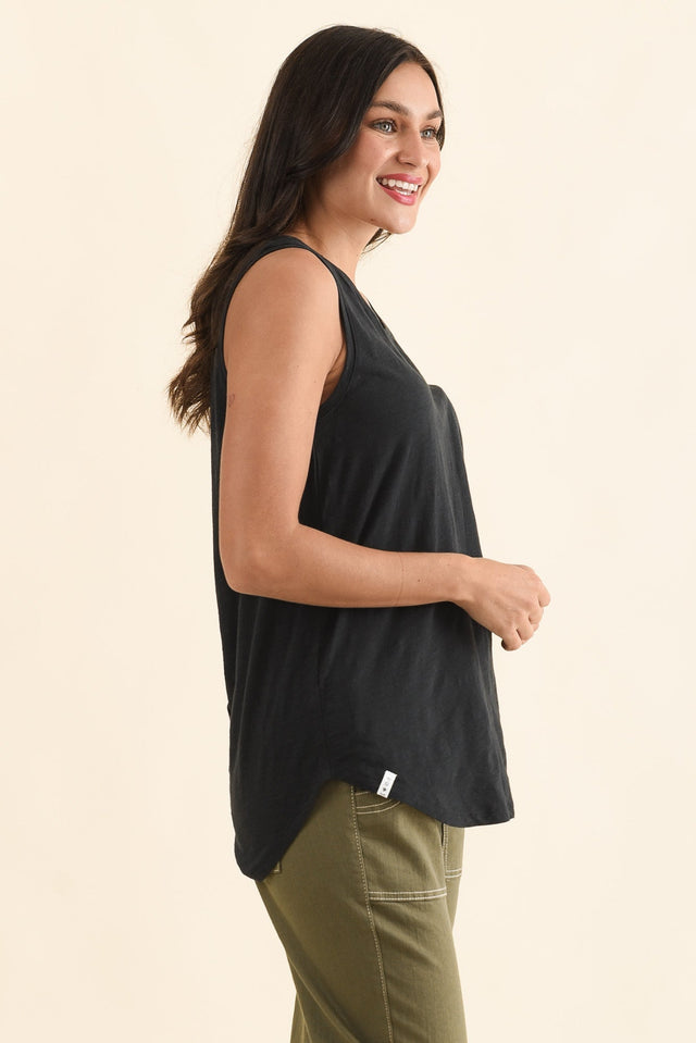 Black Cotton Scoop Tank,Side,Brunette model,alt text|model:Brontie image 4