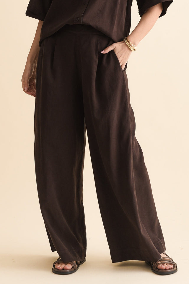 Bliss Chocolate Linen Blend Pocket Pants,Front,Brunette model,alt text|model:MJ image 1