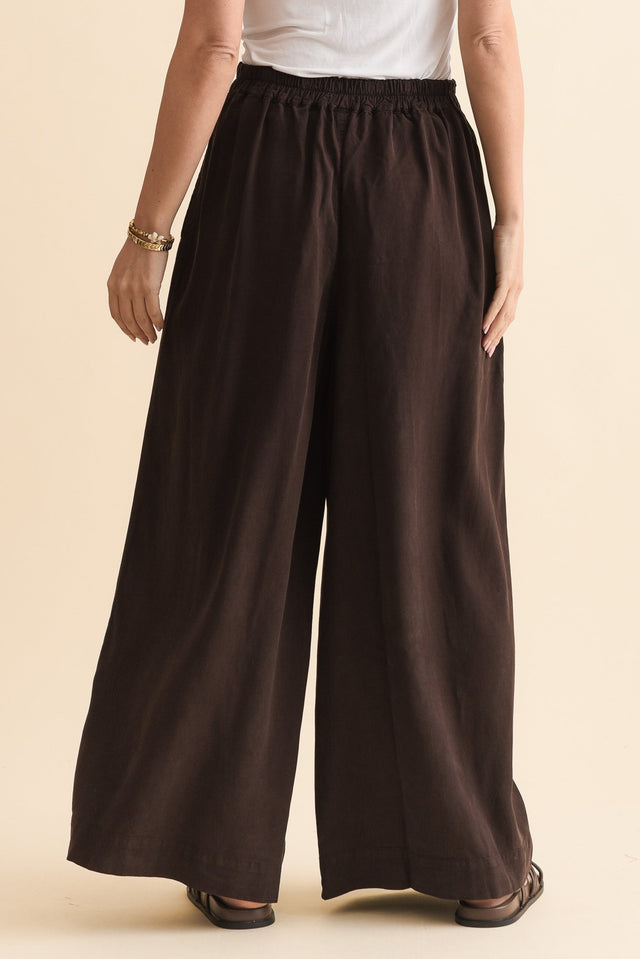 Bliss Chocolate Linen Blend Pocket Pants,Back,Brunette model,alt text|model:MJ image 4