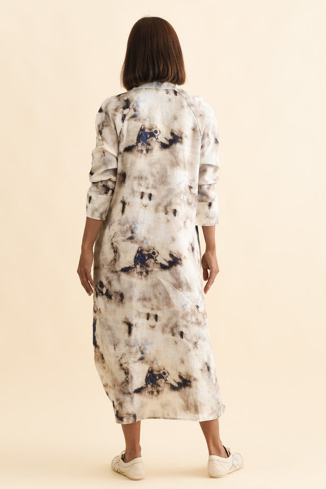 Brylee Taupe Abstract Linen Shirt Dress,Brunette model,alt text|model:Cara image 5
