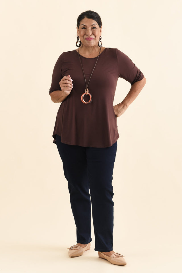 Callie Navy Cotton 7/8 Stretch Pants,Brunette model,alt text|model:Pilita image 11