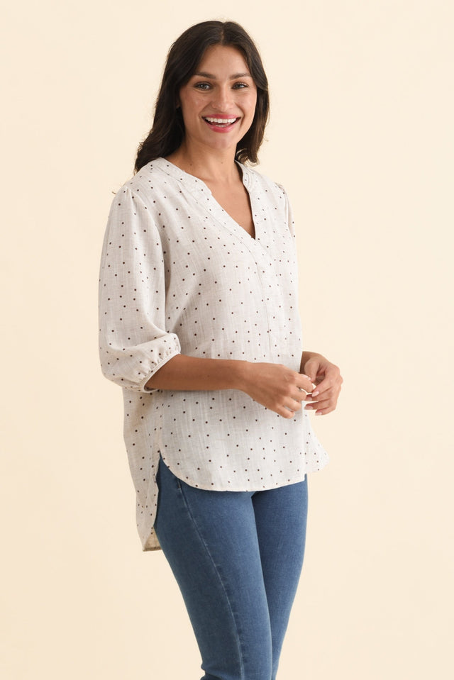 Carmin Beige Spot Linen Blend Top,Brunette model,alt text|model:Brontie image 4
