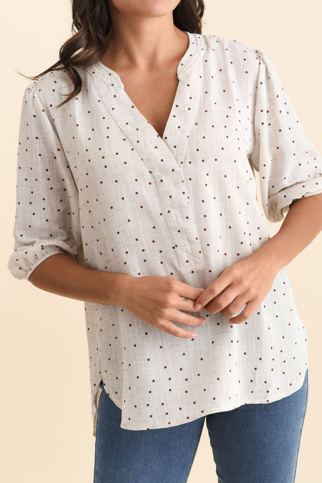 Carmin Beige Spot Linen Blend Top,Brunette model,alt text|model:Brontie image 6