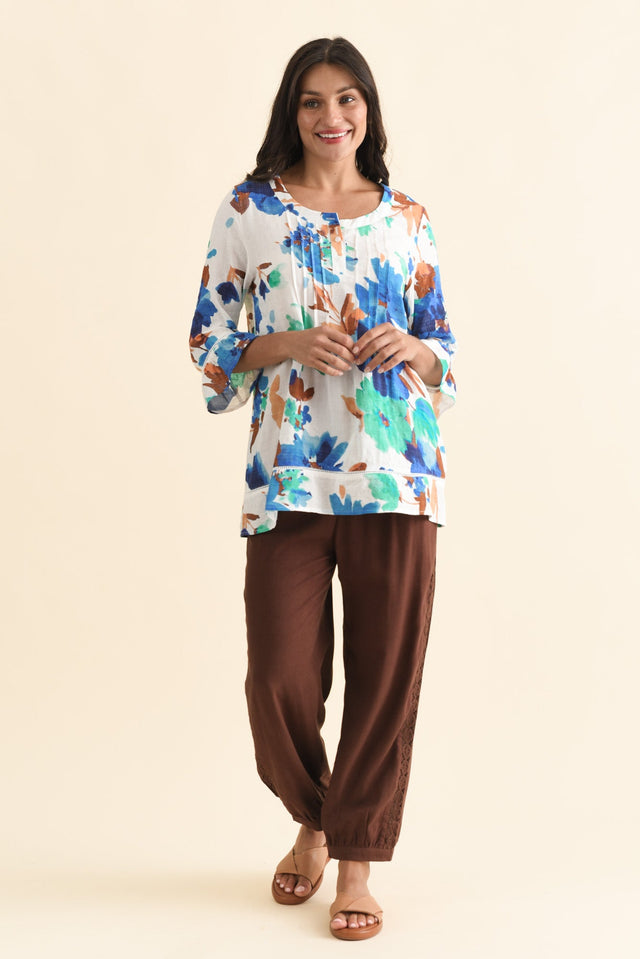 Cassidy Blue Flower Cotton Sleeved Top,Brunette model,alt text|model:Brontie image 8