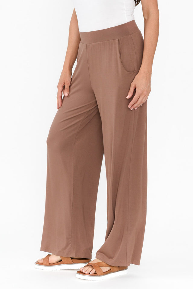 Cedric Chocolate Bamboo Pocket Pants,Brunette model,alt text|model:Elouise image 5