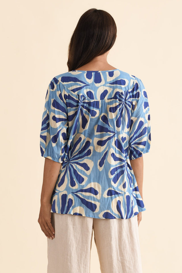 alt text|model:Cara image 4