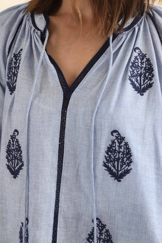Doppio Blue Flower Cotton Tassel Top,Detail,Brunette model,alt text|model:Cara image 5