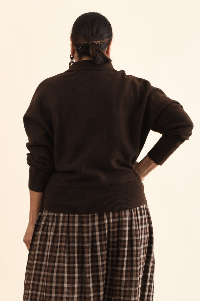 Elea Dark Brown Knit Polo Jumper,Detail,Brunette model,alt text|model:Pilita image 5