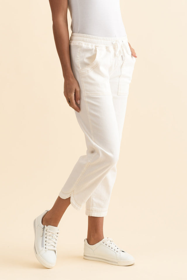 Eliana White Cotton Stretch Jeans,Brunette model,alt text|model:Brontie image 5