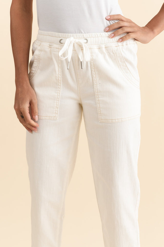 Eliana White Cotton Stretch Jeans,Brunette model,alt text|model:Brontie image 7