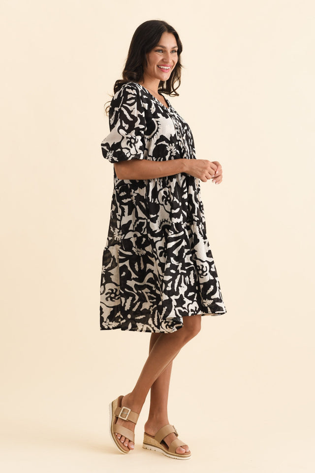 Esta Black Tropical Sleeved Dress,Brunette model,alt text|model:Brontie image 5
