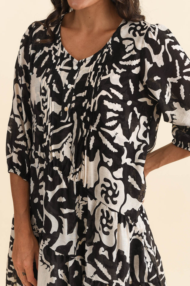 Esta Black Tropical Sleeved Dress,Brunette model,alt text|model:Brontie image 7