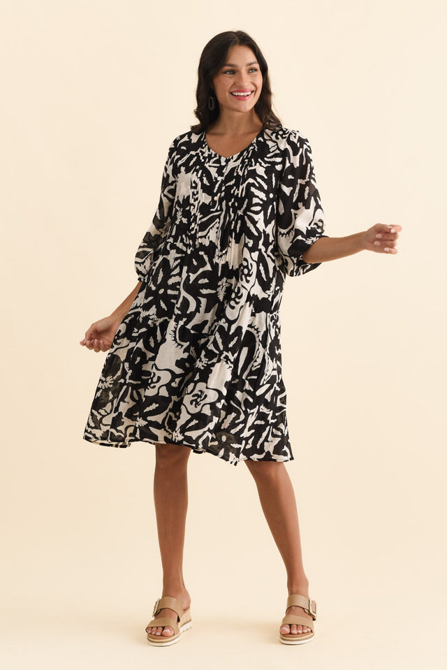 Esta Black Tropical Sleeved Dress,Brunette model,alt text|model:Brontie image 8