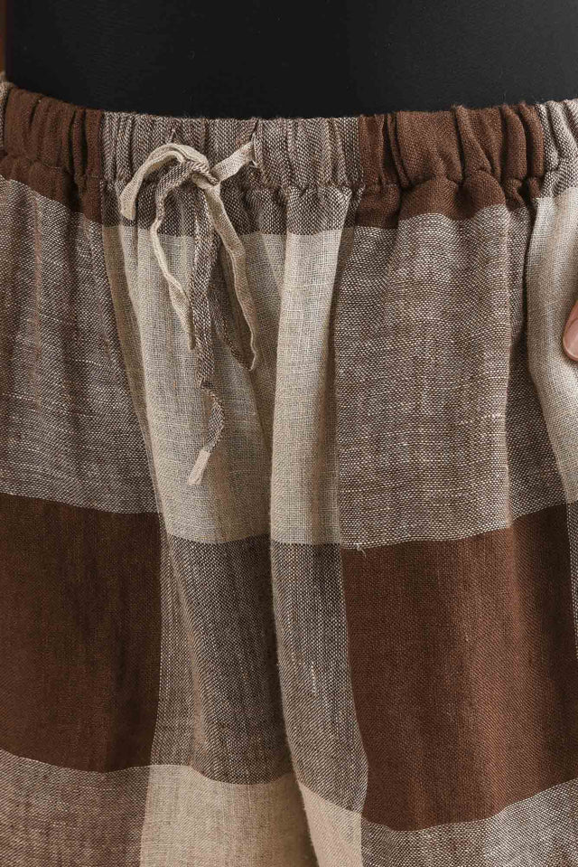 Eve Chocolate Check Linen Shorts,Detail,Brunette model,alt text|model:Cara image 5