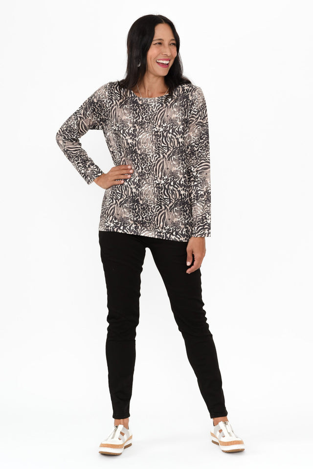 alt text|model:Cara image 3