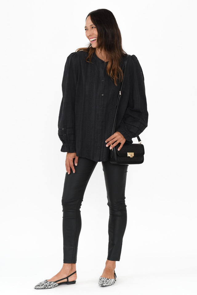 alt text|model:Cara image 3