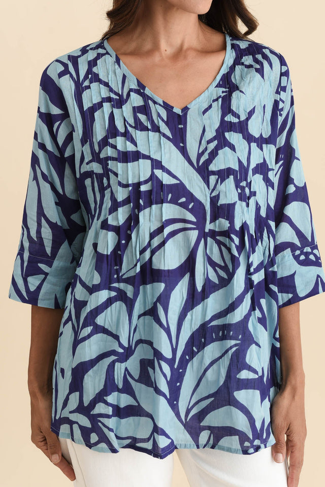 Fia Blue Botanical Sleeved Crinkle Cotton Top,Brunette model,alt text|model:Cara image 5