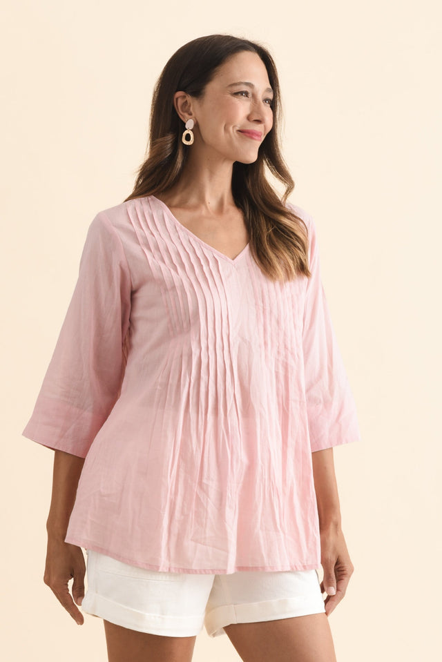 alt text|model:Cara image 4