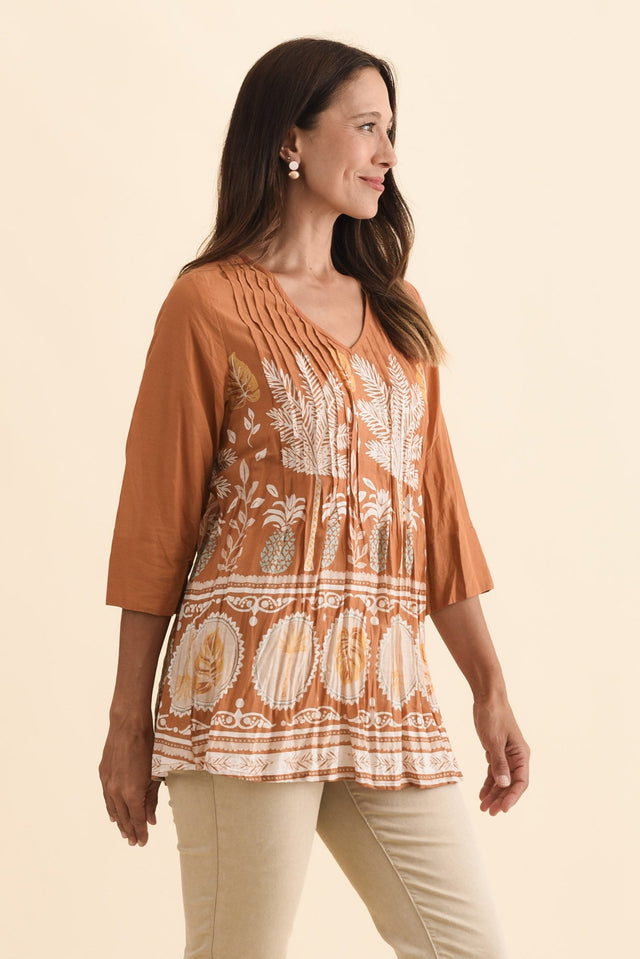 alt text|model:Cara image 4