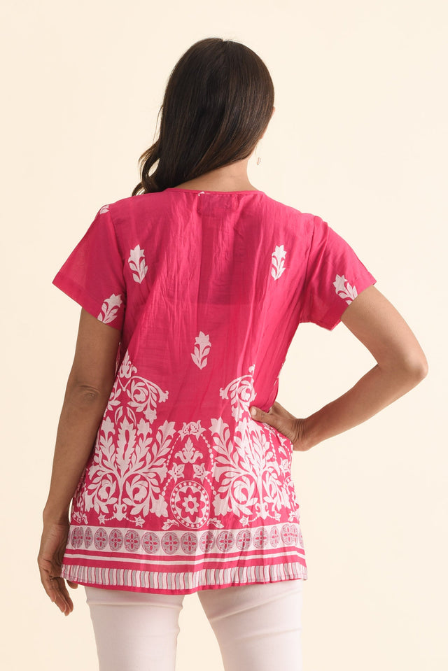 Fia Fuchsia Abstract Crinkle Cotton Top,Brunette model,alt text|model:Cara image 5