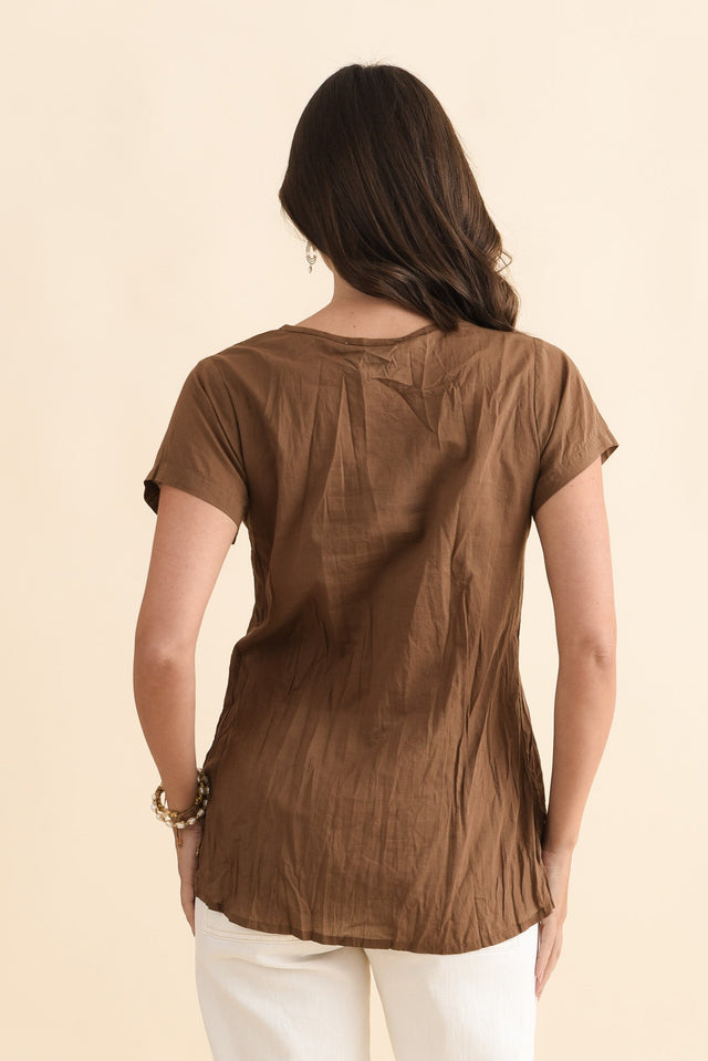 Fia Mocha Crinkle Cotton Top,Brunette model,alt text|model:MJ image 5