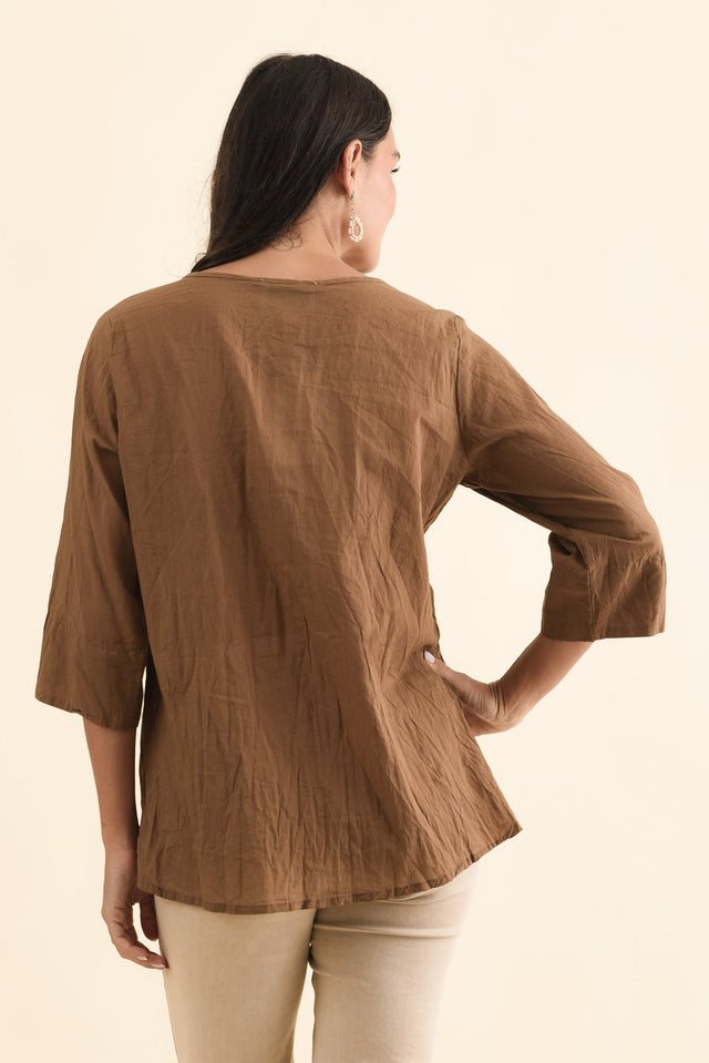Fia Mocha Sleeved Crinkle Cotton Top,Brunette model,alt text|model:Brontie image 6