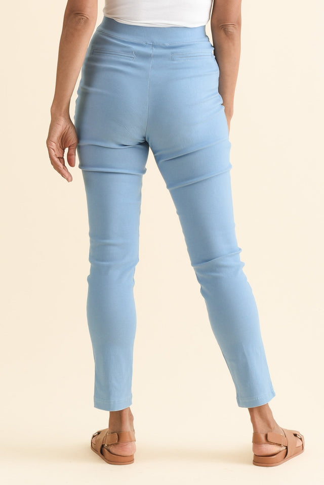 alt text|model:Cara image 5