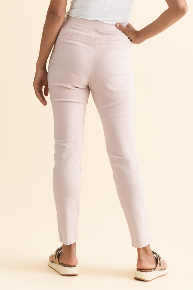 alt text|model:Cara image 5