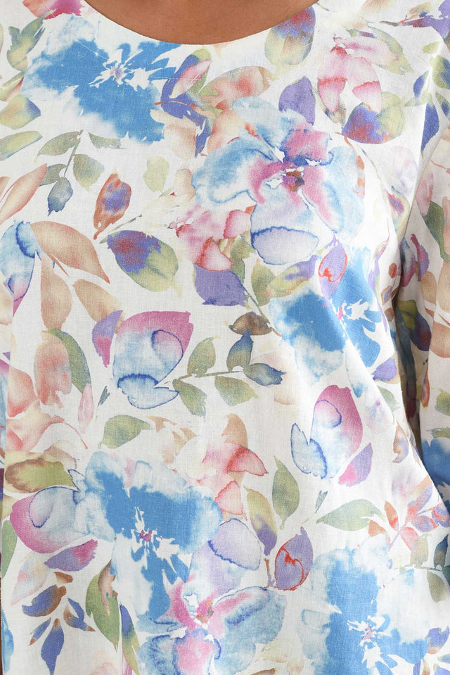 Hartley Blue Bloom Linen Blend Top,Detail,Brunette model,alt text|model:Brontie image 5