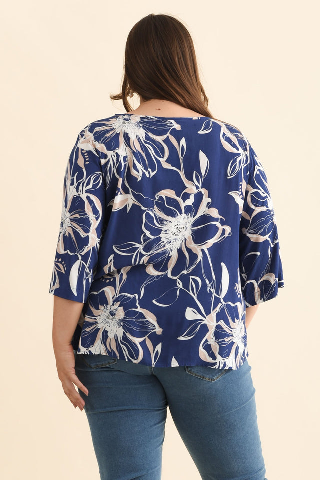 Hepburn Blue Flower Linen Blend Top,Brunette model,alt text|model:Gabby image 12