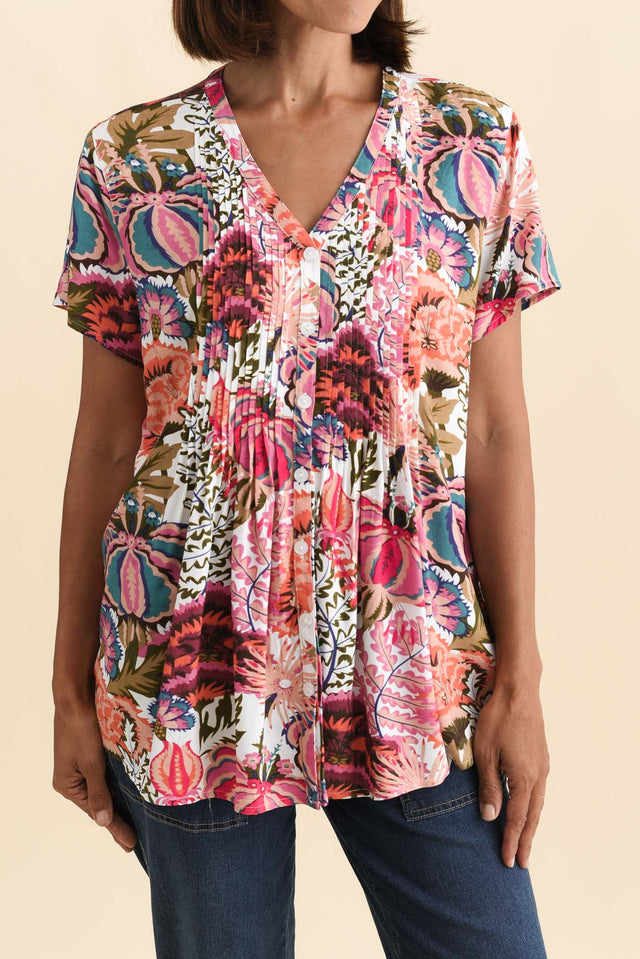 Isobel Pink Garden Button Top,Brunette model,alt text|model:Cara image 7