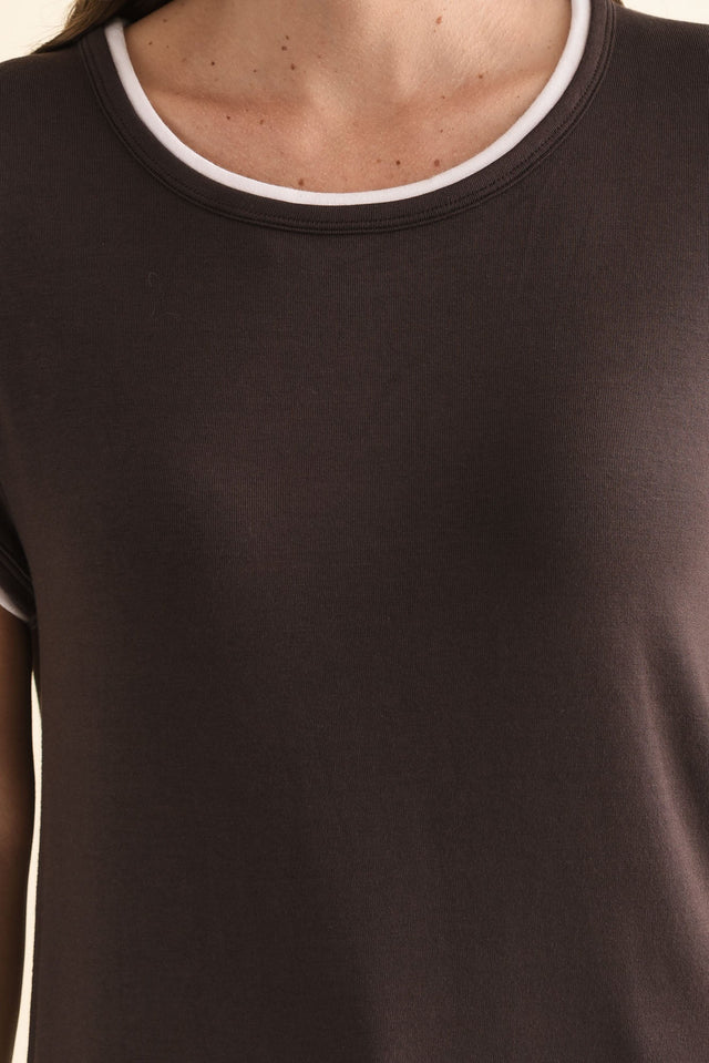 Izzy Chocolate Contrast Trim Tee,Detail,Brunette model,alt text|model:MJ image 5